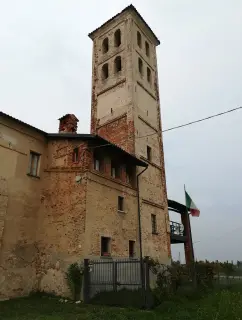 Fianco e campanile - Chiesa di Santa Maria delle Grazie del Barazzone a Sandigliano