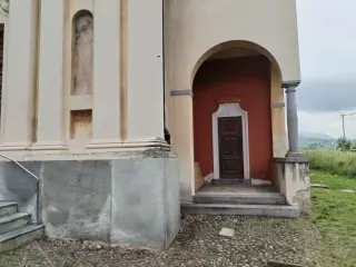 Portichetto laterale - Chiesa di San Francesco a SordevoloFrazione Rubiola