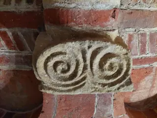 Abside minore dettaglio capitello conservato presso museo di Palazzo Madama - Resti Dell Abbazia o Pieve di San Pietro di Celle a TrofarelloFrazione Celle