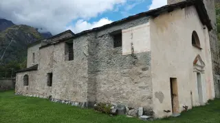 Facciata e fianco - Parrocchiale di Santa Maria Vergine Assunta a Usseglio