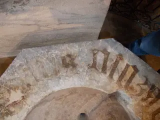 Fonte battesimale ...DNUS PLOZAS - Parrocchiale di San Giovanni Battista a Valmala