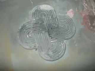 Cappella destra, lato sinistroaltare, nodo Salomone (stucco) - Parrocchiale di San Giovanni Battista a Valmala