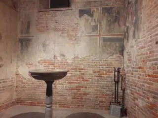 Affreschi alla base del campanile - Chiesa di Santa Maria della Scala a Moncalieri