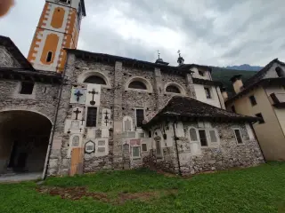 Fianco - Oratorio dell' Annunziata a Vanzone con San Carlo