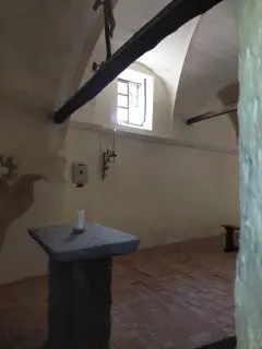 Interno dalla finestrella votiva - Chiesa di San Costanzo a Vignolo