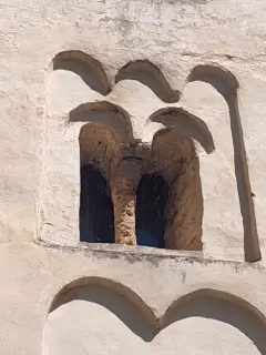 Bifora - Chiesa di San Costanzo a Vignolo