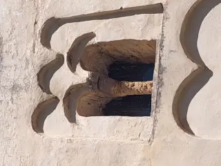 Bifora - Chiesa di San Costanzo a Vignolo