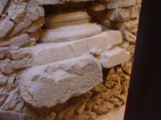 Base di colonna e mattoni a lisca di pesce - Chiesa Museo di San Giovanni a Asti