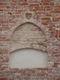 Finestra con stemma - Chiesa Museo di San Giovanni a Asti