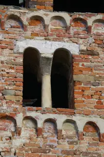 Bifora con capitello a stampella - Chiesa Cimiteriale di San Michele a LaurianoFrazione Piazzo