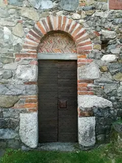 Porta sul fianco - Chiesa di San Pietro a Pavone Canavese