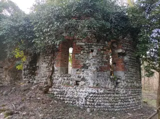 Resti esterno abside - Ruderi Della Chiesa di San Sebastiano a Gattinara