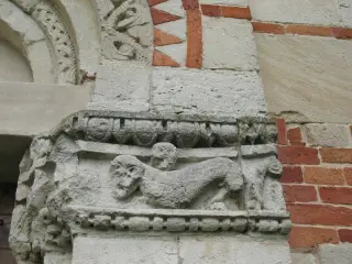 Portale - Particolare - Chiesa o Pieve dei Santi Nazario e Celso a Montechiaro d'Asti