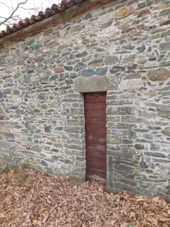 Porta laterale - Pieve di San Michele Arcangelo a MalvicinoFrazione Prazzini
