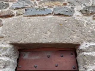Achitrave porta laterale - Pieve di San Michele Arcangelo a MalvicinoFrazione Prazzini