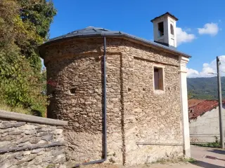 Fianco e abside - Cappella di Santa Lucia a Montaldo di Mondovì