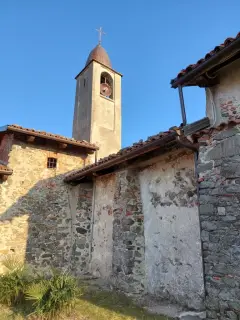 Fianco e campanile - Cappella di San Grato a Pavone Canavese