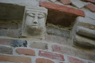 Fregi esterni: figura antropomorfa - Pieve o Chiesa Cimiteriale di San Lorenzo a Montiglio Monferrato