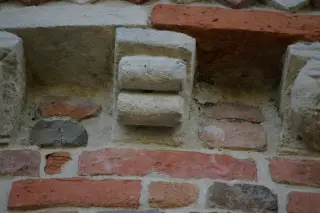 Fregi esterni: rotoli della legge - Pieve o Chiesa Cimiteriale di San Lorenzo a Montiglio Monferrato