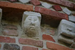 Fregi esterni: figura antropomorfa - Pieve o Chiesa Cimiteriale di San Lorenzo a Montiglio Monferrato