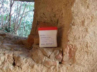 Cassetta raccolta frammenti di affresco - Cappella di San Brizio a BuscaFrazione Morra San Giovanni