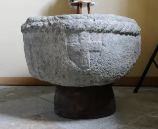 Vasca battesimale con stemma sabaudo - Parrocchiale di San Vittore a Roisan
