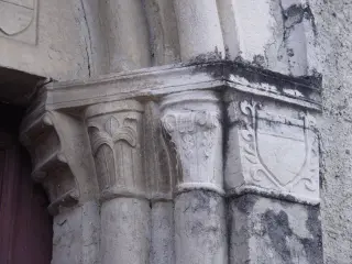 Dettaglio decorazione portale lato destro - Chiesa di San Nicolao a SampeyreFrazione Rore