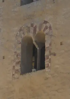 Bifora campanile, dettaglio - Parrocchiale di San Martino e Santa Barbara a Verrayes