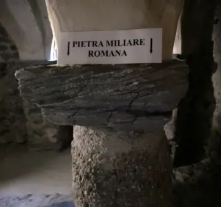 Pietra miliare - Chiesa di Santa Maria Assunta o Saint-Roch o Castro Argenteo a VilleneuveFrazione Saint-Roch