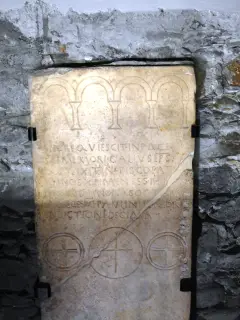 Lastra tombale vescovo Gallo - Basilica Paleocristiana di San Lorenzo a Aosta