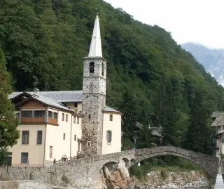 Vista e campanile - Parrocchiale di Sant'Antonio Abate a Fontainemore