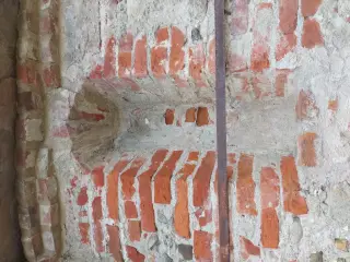 Monofora tamponata lato nord - Cappella di Santa Maria Dei Genitrix a Villafranca PiemonteFrazione San Luca