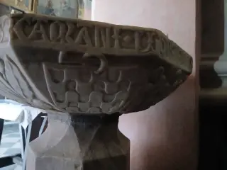 Fonte battesimale ora acquasantiera arma dei Cacherano - Parrocchiale di Santa Maria Assunta a Bricherasio