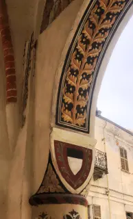 Stemma e arco dipinto - Ex Chiesa di San Sebastiano a Dronero