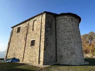 Abside e fianco - Chiesa Cimiteriale di San Bartolomeo a San Giorgio Scarampi