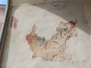 Lacerti di affreschi in facciata - Cappella di San Giacomo a Busca