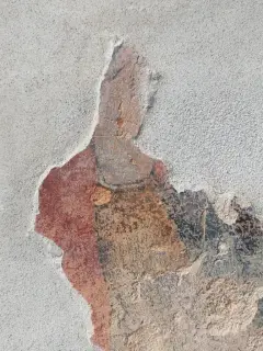 Lacerti di affreschi in facciata - Cappella di San Giacomo a Busca