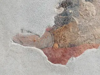 Lacerti di affreschi in facciata - Cappella di San Giacomo a Busca