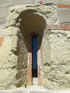 Monofora absidale - Chiesa dei Santi Giorgio e Grato a Andezeno