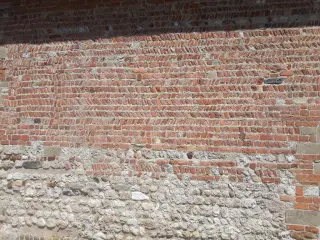 Fianco destro - dettaglio muratura - Chiesa dei Santi Giorgio e Grato a Andezeno