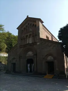 Facciata neogotica - Chiesa di San Genesio a Castagneto PoFrazione San Genesio