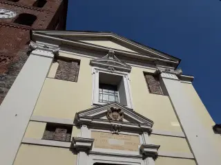 Facciata con tracce della struttura originaria - Parrocchiale di Santa Maria di Pulcherada a San Mauro Torinese