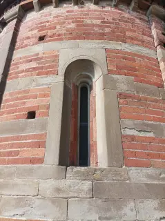 Monofora absidale - Chiesa di San Pietro di Navigliano a San Sebastiano Da PoFrazione Navigliano