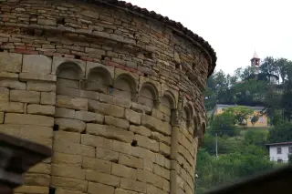 Archetti pensili e capitello - Resti Dell'abbazia di San Gaudenzio a Santo Stefano Belbo
