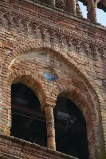 Bifora e scodella smaltata - Chiesa di San Giovanni Battista a Sale