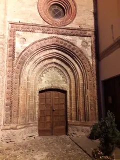 Portale destro - Chiesa di S. Maria e S. Siro - Santuario Madonna D.Guardia a Sale