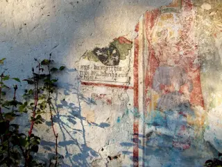 Parete Sud esterna San Giuliano a cavallo dettaglio - Cappella di San Giuliano a SaviglianoFrazione San Giuliano