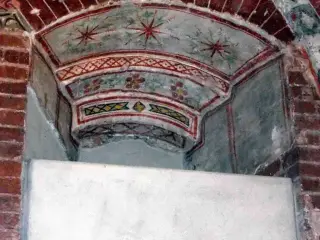 Trompe l'oeil alla base del campanile - Collegiata di Sant'Andrea a Savigliano