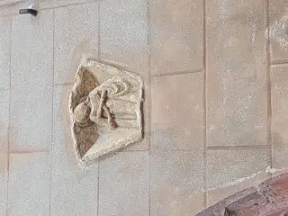 Bassorilievo murato in facciata - Oratorio di San Bartolomeo a Valenza