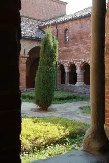 Chiostro - Canonica di Santa Maria di Vezzolano a AlbugnanoFrazione Vezzolano